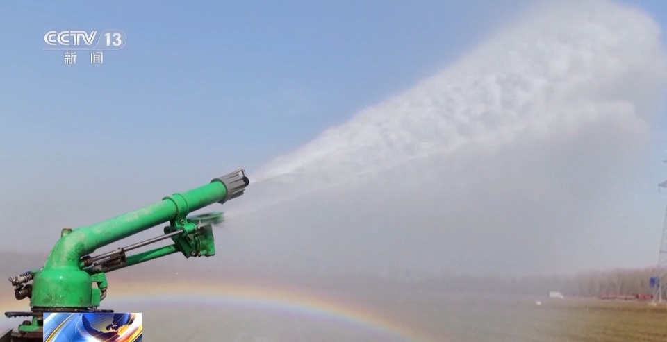  春灌时节来临，科技助力麦田精准供水。 新闻 春灌时节来临，科技助力麦田精准供水。 新闻