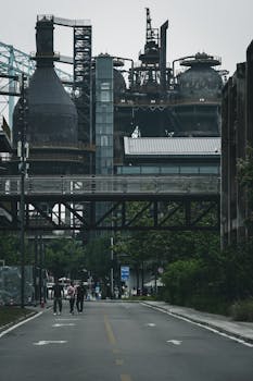  网红食品乱象频发，守护舌尖安全需多方合力。 健康养生