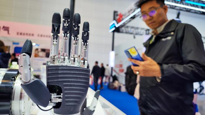  两个超常规信号鲜明；技术攻坚与人才布局并进，五年蓝图清晰可见。 IT技术 两个超常规信号鲜明；技术攻坚与人才布局并进，五年蓝图清晰可见。 IT技术