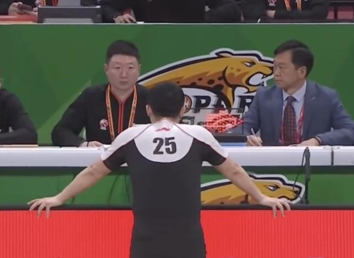  裁判场上失误频出，莫兰德遭犯规却由鄢手骐主罚；两分到手后瞬间取消，对手重获球权。 体育新闻 裁判场上失误频出，莫兰德遭犯规却由鄢手骐主罚；两分到手后瞬间取消，对手重获球权。 体育新闻