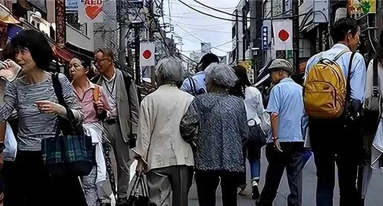  当咖喱遇见味噌汤：一个东京便利店店长的真实烦恼 新闻 当咖喱遇见味噌汤：一个东京便利店店长的真实烦恼 新闻